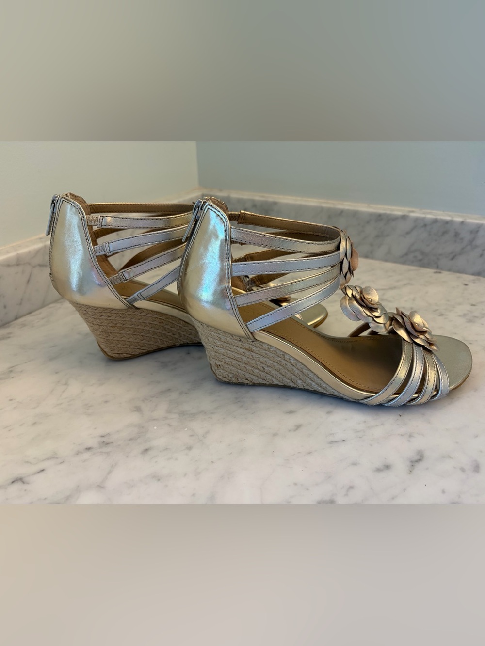 Kenneth Cole Cedar Leader Wedge Sandals in Light Gold, size 9 - Picture 2 of 5